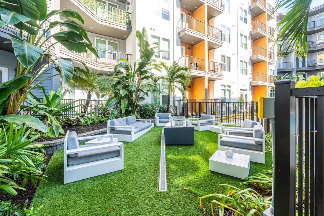 Appartement Tropical Field 1 Bed In Downtown With Free Parking à St. Petersburg Extérieur photo