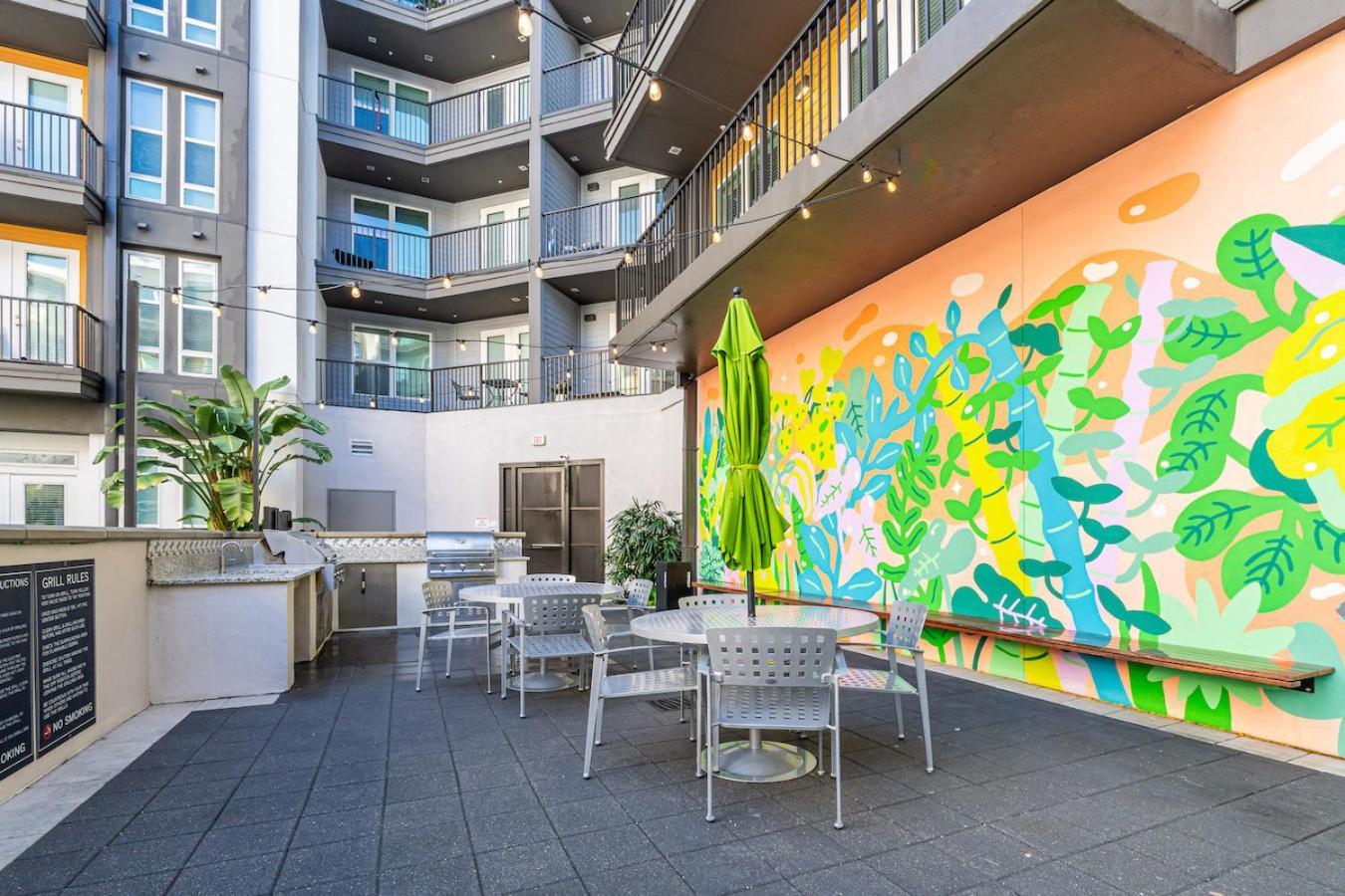 Appartement Tropical Field 1 Bed In Downtown With Free Parking à St. Petersburg Extérieur photo