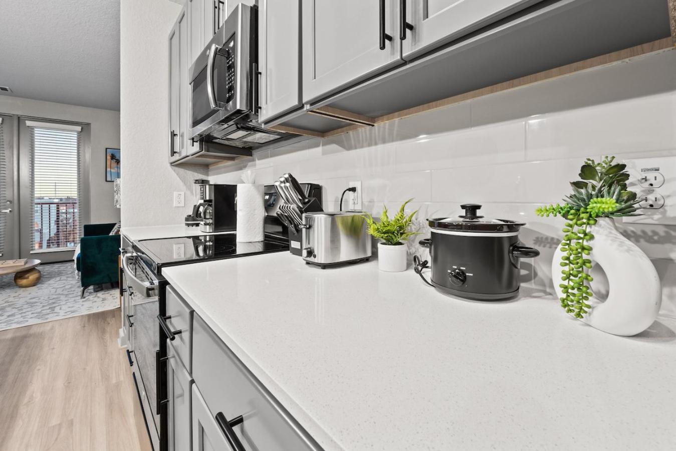 Appartement Tropical Field 1 Bed In Downtown With Free Parking à St. Petersburg Extérieur photo