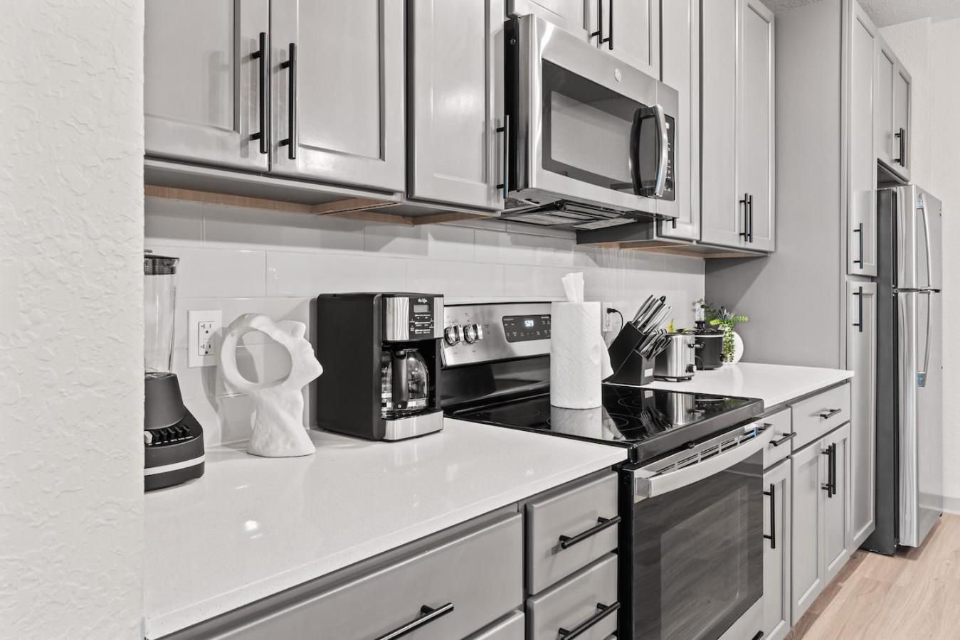 Appartement Tropical Field 1 Bed In Downtown With Free Parking à St. Petersburg Extérieur photo