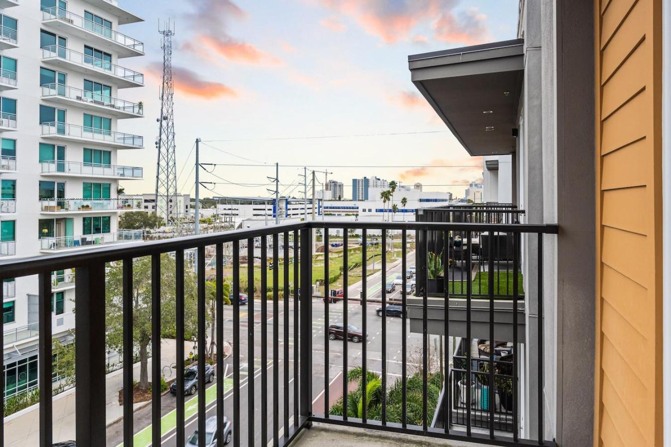 Appartement Tropical Field 1 Bed In Downtown With Free Parking à St. Petersburg Extérieur photo